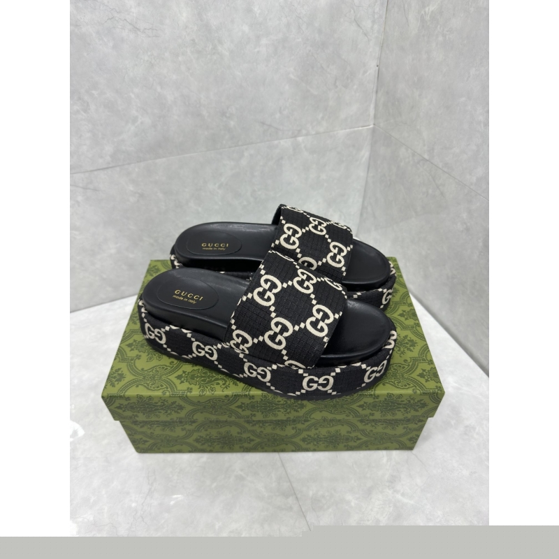 G*u*i slippers